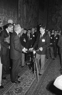 Il Presidente della Repubblica Francesco Cossiga riceve Agostino Omini, presidente della Federazione ciclistica italiana, con una delegazione di partecipanti alle celebrazioni del centenario della Federazione