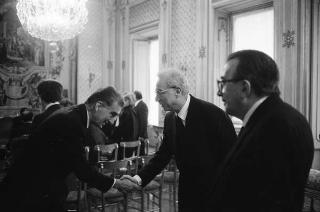 Il Presidente della Repubblica Francesco Cossiga riceve in visita di omaggio l'on. Giulio Andreotti, ministro degli affari esteri, con Franco Carraro, presidente del CONI, gli esponenti della Fondazione Giulio Onesti, per la presentazione del libro "Così splendeva Olimpia"