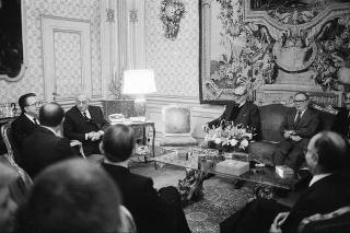 Il Presidente della Repubblica Francesco Cossiga riceve in visita di omaggio l'on. Giulio Andreotti, ministro degli affari esteri, con Franco Carraro, presidente del CONI, gli esponenti della Fondazione Giulio Onesti, per la presentazione del libro "Così splendeva Olimpia"