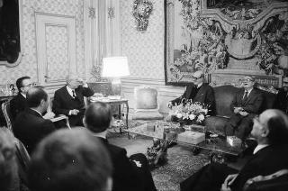 Il Presidente della Repubblica Francesco Cossiga riceve in visita di omaggio l'on. Giulio Andreotti, ministro degli affari esteri, con Franco Carraro, presidente del CONI, gli esponenti della Fondazione Giulio Onesti, per la presentazione del libro "Così splendeva Olimpia"