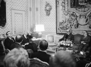 Il Presidente della Repubblica Francesco Cossiga riceve in visita di omaggio l'on. Giulio Andreotti, ministro degli affari esteri, con Franco Carraro, presidente del CONI, gli esponenti della Fondazione Giulio Onesti, per la presentazione del libro "Così splendeva Olimpia"
