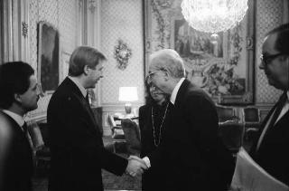 Il Presidente della Repubblica Francesco Cossiga riceve in visita di omaggio l'on. Giulio Andreotti, ministro degli affari esteri, con Franco Carraro, presidente del CONI, gli esponenti della Fondazione Giulio Onesti, per la presentazione del libro "Così splendeva Olimpia"