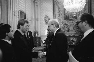 Il Presidente della Repubblica Francesco Cossiga riceve in visita di omaggio l'on. Giulio Andreotti, ministro degli affari esteri, con Franco Carraro, presidente del CONI, gli esponenti della Fondazione Giulio Onesti, per la presentazione del libro "Così splendeva Olimpia"