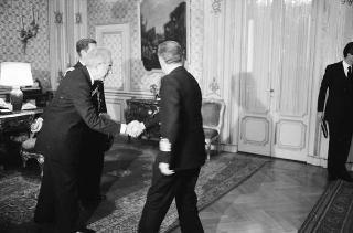 Incontro del Presidente della Repubblica Francesco Cossiga con una delegazione di allievi dell'Accademia militare di Livorno, in servizio di Guardia d'Onore al Palazzo del Quirinale