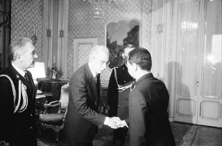 Incontro del Presidente della Repubblica Francesco Cossiga con una delegazione di allievi dell'Accademia militare di Livorno, in servizio di Guardia d'Onore al Palazzo del Quirinale