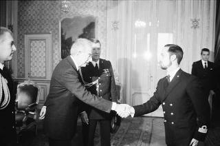 Incontro del Presidente della Repubblica Francesco Cossiga con una delegazione di allievi dell'Accademia militare di Livorno, in servizio di Guardia d'Onore al Palazzo del Quirinale