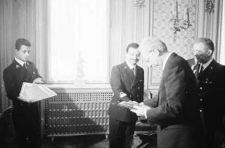 Incontro del Presidente della Repubblica Francesco Cossiga con una delegazione di allievi dell'Accademia militare di Livorno, in servizio di Guardia d'Onore al Palazzo del Quirinale