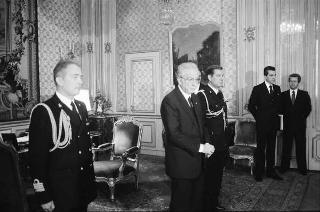 Incontro del Presidente della Repubblica Francesco Cossiga con una delegazione di allievi dell'Accademia militare di Livorno, in servizio di Guardia d'Onore al Palazzo del Quirinale