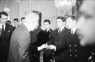 Incontro del Presidente della Repubblica Francesco Cossiga con una delegazione di allievi dell'Accademia militare di Livorno, in servizio di Guardia d'Onore al Palazzo del Quirinale