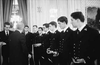 Incontro del Presidente della Repubblica Francesco Cossiga con una delegazione di allievi dell'Accademia militare di Livorno, in servizio di Guardia d'Onore al Palazzo del Quirinale