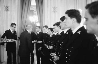 Incontro del Presidente della Repubblica Francesco Cossiga con una delegazione di allievi dell'Accademia militare di Livorno, in servizio di Guardia d'Onore al Palazzo del Quirinale