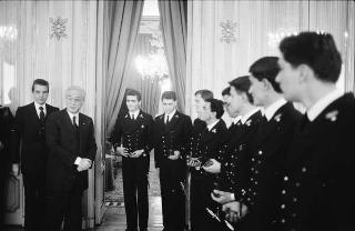 Incontro del Presidente della Repubblica Francesco Cossiga con una delegazione di allievi dell'Accademia militare di Livorno, in servizio di Guardia d'Onore al Palazzo del Quirinale