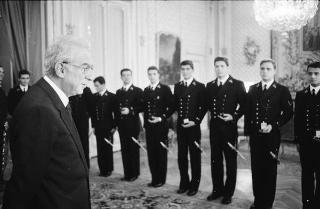 Incontro del Presidente della Repubblica Francesco Cossiga con una delegazione di allievi dell'Accademia militare di Livorno, in servizio di Guardia d'Onore al Palazzo del Quirinale