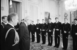 Incontro del Presidente della Repubblica Francesco Cossiga con una delegazione di allievi dell'Accademia militare di Livorno, in servizio di Guardia d'Onore al Palazzo del Quirinale
