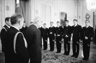 Incontro del Presidente della Repubblica Francesco Cossiga con una delegazione di allievi dell'Accademia militare di Livorno, in servizio di Guardia d'Onore al Palazzo del Quirinale