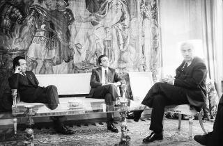 Il Presidente della Repubblica Francesco Cossiga riceve Antonio Ardizzone, direttore de &quot;Il Giornale di Sicilia&quot;, con il vice direttore Giovanni Pepi, per fare omaggio di una targa celebrativa del 125° anniversario di fondazione della testata