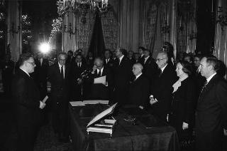 Il Presidente della Repubblica Francesco Cossiga durante la cerimonia di Giuramento dei due nuovi giudici costituzionali, Ugo Spagnoli e Franco Casavola