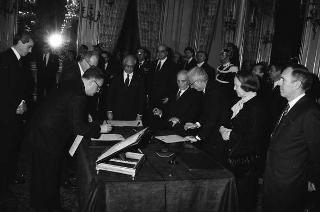 Il Presidente della Repubblica Francesco Cossiga durante la cerimonia di Giuramento dei due nuovi giudici costituzionali, Ugo Spagnoli e Franco Casavola