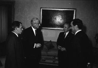 Il Presidente della Repubblica Francesco Cossiga riceve la visita di Juan Antonio Samaranch, presidente del CIO, con Franco Carraro, presidente del CONI