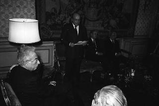 Il Presidente della Repubblica Francesco Cossiga riceve la visita di Primo Nebiolo, presidente dell'Associazione delle Federazioni internazionali olimpiche estive, con una delegazione di partecipanti all'Assemblea generale dell'Associazione