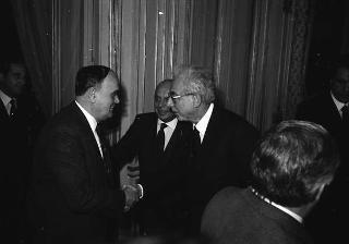 Il Presidente della Repubblica Francesco Cossiga riceve la visita di Primo Nebiolo, presidente dell'Associazione delle Federazioni internazionali olimpiche estive, con una delegazione di partecipanti all'Assemblea generale dell'Associazione