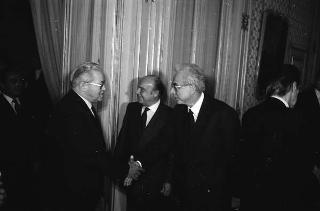 Il Presidente della Repubblica Francesco Cossiga riceve la visita di Primo Nebiolo, presidente dell'Associazione delle Federazioni internazionali olimpiche estive, con una delegazione di partecipanti all'Assemblea generale dell'Associazione