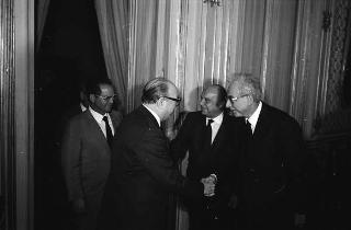 Il Presidente della Repubblica Francesco Cossiga riceve la visita di Primo Nebiolo, presidente dell'Associazione delle Federazioni internazionali olimpiche estive, con una delegazione di partecipanti all'Assemblea generale dell'Associazione