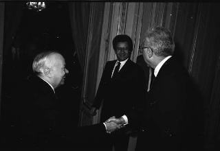 Il Presidente della Repubblica Francesco Cossiga riceve l'editore Edilio Rusconi con Padre Carlo Cremona per fare omaggio di una sua biografia su Sant'Agostino