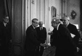 Il Presidente della Repubblica Francesco Cossiga riceve in udienza Girolamo Arnaldi, presidente dell'Istituto storico italiano per il Medioevo, con Otto Kresten, presidente dell'Unione internazionale degli Istituti di archeologia, storia e storia dell'arte in Roma, e gli esponenti dell'Unione