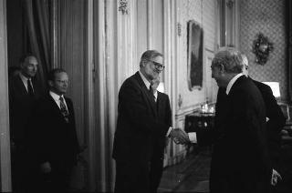 Il Presidente della Repubblica Francesco Cossiga riceve in udienza Girolamo Arnaldi, presidente dell'Istituto storico italiano per il Medioevo, con Otto Kresten, presidente dell'Unione internazionale degli Istituti di archeologia, storia e storia dell'arte in Roma, e gli esponenti dell'Unione