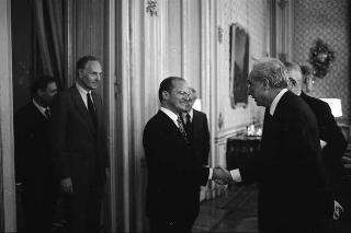 Il Presidente della Repubblica Francesco Cossiga riceve in udienza Girolamo Arnaldi, presidente dell'Istituto storico italiano per il Medioevo, con Otto Kresten, presidente dell'Unione internazionale degli Istituti di archeologia, storia e storia dell'arte in Roma, e gli esponenti dell'Unione