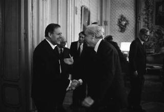 Il Presidente della Repubblica Francesco Cossiga riceve in udienza Girolamo Arnaldi, presidente dell'Istituto storico italiano per il Medioevo, con Otto Kresten, presidente dell'Unione internazionale degli Istituti di archeologia, storia e storia dell'arte in Roma, e gli esponenti dell'Unione