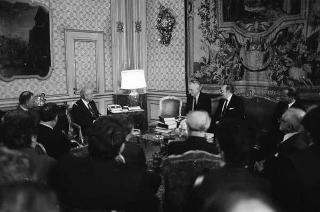 Il Presidente della Repubblica Francesco Cossiga riceve in udienza Girolamo Arnaldi, presidente dell'Istituto storico italiano per il Medioevo, con Otto Kresten, presidente dell'Unione internazionale degli Istituti di archeologia, storia e storia dell'arte in Roma, e gli esponenti dell'Unione