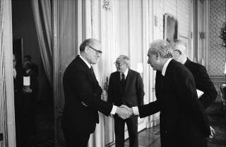 Il Presidente della Repubblica Francesco Cossiga riceve in udienza Girolamo Arnaldi, presidente dell'Istituto storico italiano per il Medioevo, con Otto Kresten, presidente dell'Unione internazionale degli Istituti di archeologia, storia e storia dell'arte in Roma, e gli esponenti dell'Unione