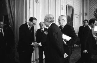 Il Presidente della Repubblica Francesco Cossiga riceve in udienza Girolamo Arnaldi, presidente dell'Istituto storico italiano per il Medioevo, con Otto Kresten, presidente dell'Unione internazionale degli Istituti di archeologia, storia e storia dell'arte in Roma, e gli esponenti dell'Unione