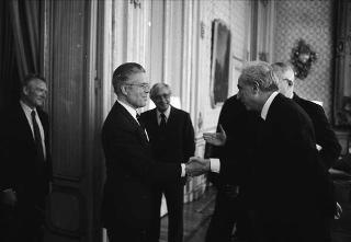 Il Presidente della Repubblica Francesco Cossiga riceve in udienza Girolamo Arnaldi, presidente dell'Istituto storico italiano per il Medioevo, con Otto Kresten, presidente dell'Unione internazionale degli Istituti di archeologia, storia e storia dell'arte in Roma, e gli esponenti dell'Unione