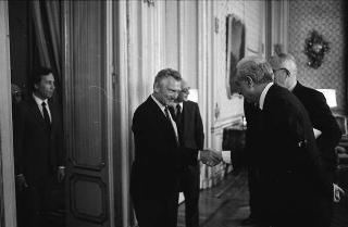Il Presidente della Repubblica Francesco Cossiga riceve in udienza Girolamo Arnaldi, presidente dell'Istituto storico italiano per il Medioevo, con Otto Kresten, presidente dell'Unione internazionale degli Istituti di archeologia, storia e storia dell'arte in Roma, e gli esponenti dell'Unione