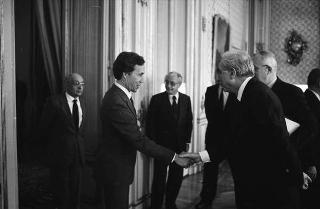 Il Presidente della Repubblica Francesco Cossiga riceve in udienza Girolamo Arnaldi, presidente dell'Istituto storico italiano per il Medioevo, con Otto Kresten, presidente dell'Unione internazionale degli Istituti di archeologia, storia e storia dell'arte in Roma, e gli esponenti dell'Unione