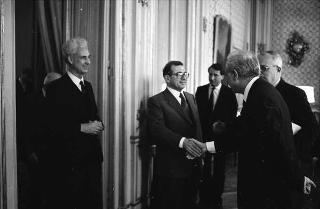 Il Presidente della Repubblica Francesco Cossiga riceve in udienza Girolamo Arnaldi, presidente dell'Istituto storico italiano per il Medioevo, con Otto Kresten, presidente dell'Unione internazionale degli Istituti di archeologia, storia e storia dell'arte in Roma, e gli esponenti dell'Unione