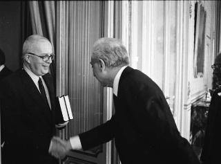 Il Presidente della Repubblica Francesco Cossiga riceve in udienza Girolamo Arnaldi, presidente dell'Istituto storico italiano per il Medioevo, con Otto Kresten, presidente dell'Unione internazionale degli Istituti di archeologia, storia e storia dell'arte in Roma, e gli esponenti dell'Unione
