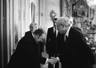 Il Presidente della Repubblica Francesco Cossiga riceve in udienza Girolamo Arnaldi, presidente dell'Istituto storico italiano per il Medioevo, con Otto Kresten, presidente dell'Unione internazionale degli Istituti di archeologia, storia e storia dell'arte in Roma, e gli esponenti dell'Unione