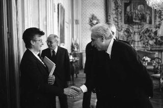 Il Presidente della Repubblica Francesco Cossiga riceve in udienza Girolamo Arnaldi, presidente dell'Istituto storico italiano per il Medioevo, con Otto Kresten, presidente dell'Unione internazionale degli Istituti di archeologia, storia e storia dell'arte in Roma, e gli esponenti dell'Unione