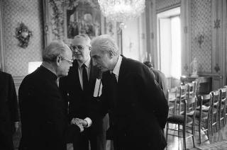 Il Presidente della Repubblica Francesco Cossiga riceve in udienza Girolamo Arnaldi, presidente dell'Istituto storico italiano per il Medioevo, con Otto Kresten, presidente dell'Unione internazionale degli Istituti di archeologia, storia e storia dell'arte in Roma, e gli esponenti dell'Unione