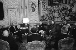 Il Presidente della Repubblica Francesco Cossiga incontra Francesco Gabrieli, presidente dell'Accademia nazionale dei Lincei, con il Consiglio di presidenza