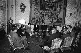 Il Presidente della Repubblica Francesco Cossiga riceve in udienza Luigi Anderlini, presidente dell'Archivio Disarmo, con i promotori ed i vincitori del Premio giornalistico &quot;Colombe d'oro per la pace&quot;