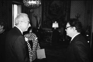 Incontro del Presidente della Repubblica Francesco Cossiga con una delegazione della Casa editrice Feltrinelli, per la presentazione della Storia dell'Italia moderna e del catalogo storico, in occasione del trentennale della fondazione