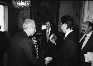 Incontro del Presidente della Repubblica Francesco Cossiga con una delegazione della Casa editrice Feltrinelli, per la presentazione della Storia dell'Italia moderna e del catalogo storico, in occasione del trentennale della fondazione
