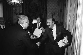 Incontro del Presidente della Repubblica Francesco Cossiga con una delegazione della Casa editrice Feltrinelli, per la presentazione della Storia dell'Italia moderna e del catalogo storico, in occasione del trentennale della fondazione