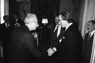Incontro del Presidente della Repubblica Francesco Cossiga con una delegazione della Casa editrice Feltrinelli, per la presentazione della Storia dell'Italia moderna e del catalogo storico, in occasione del trentennale della fondazione