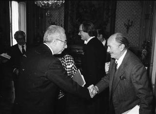 Incontro del Presidente della Repubblica Francesco Cossiga con una delegazione della Casa editrice Feltrinelli, per la presentazione della Storia dell'Italia moderna e del catalogo storico, in occasione del trentennale della fondazione